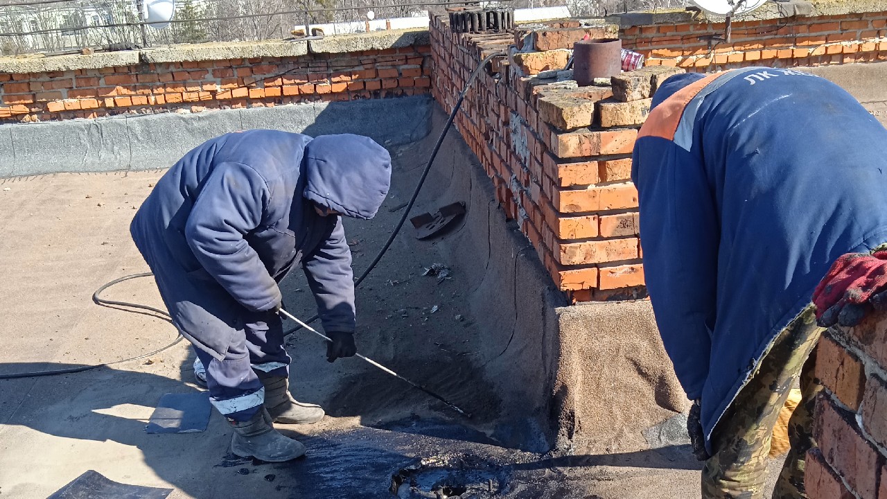 ЛК ЖЕУ ремонтує покрівлі